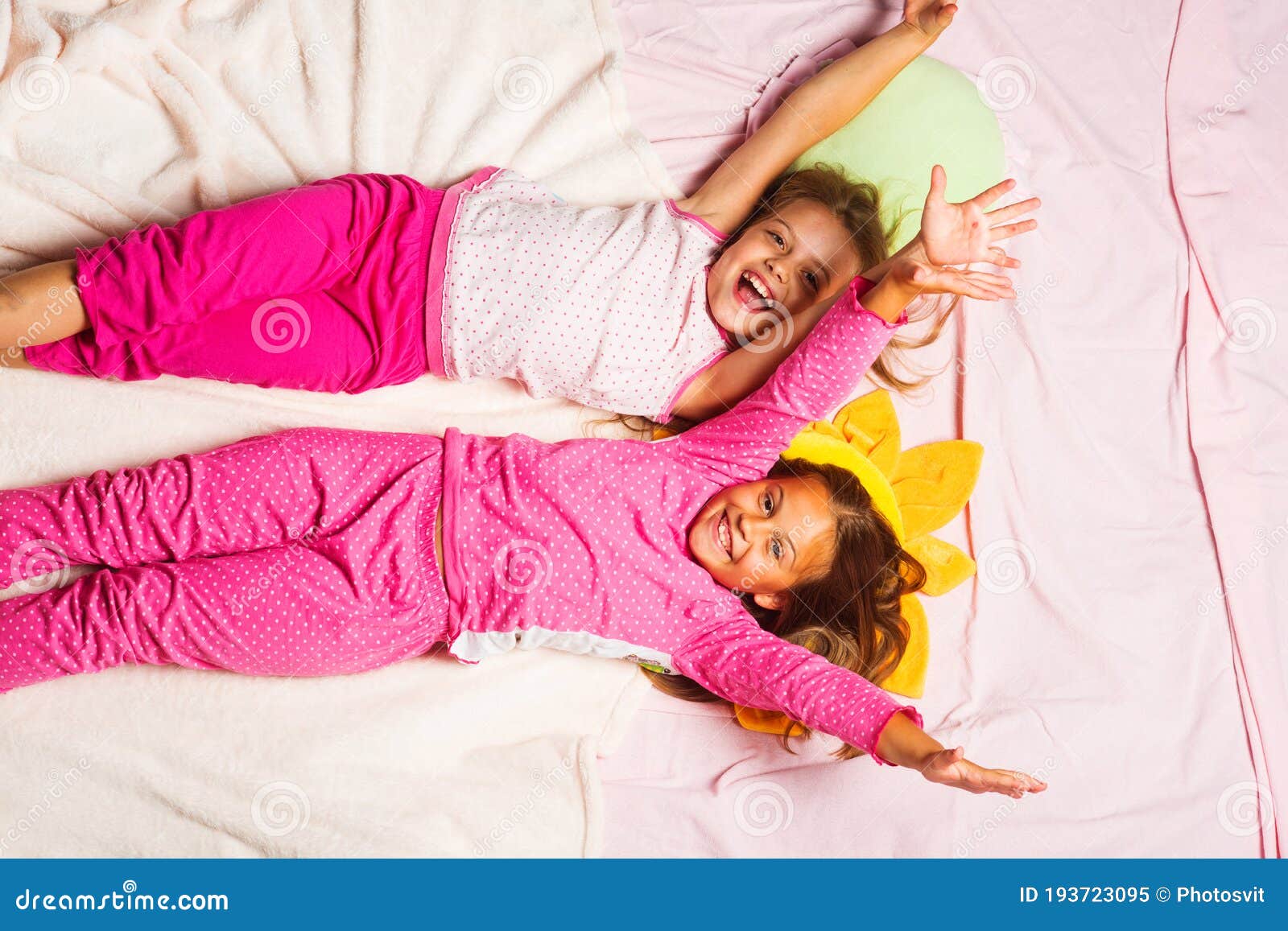 Как получить пижаму. Пижамная вечеринка с подушками. Пижама для пижамной вечеринки. Пижамная вечеринка для детей. Пижама на ночевку.