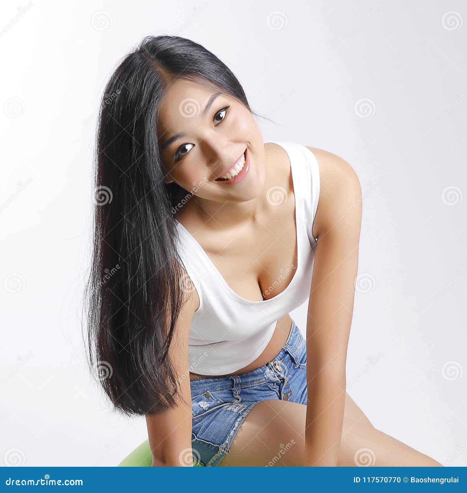 Aziatische schoonheid toont haar lichaam