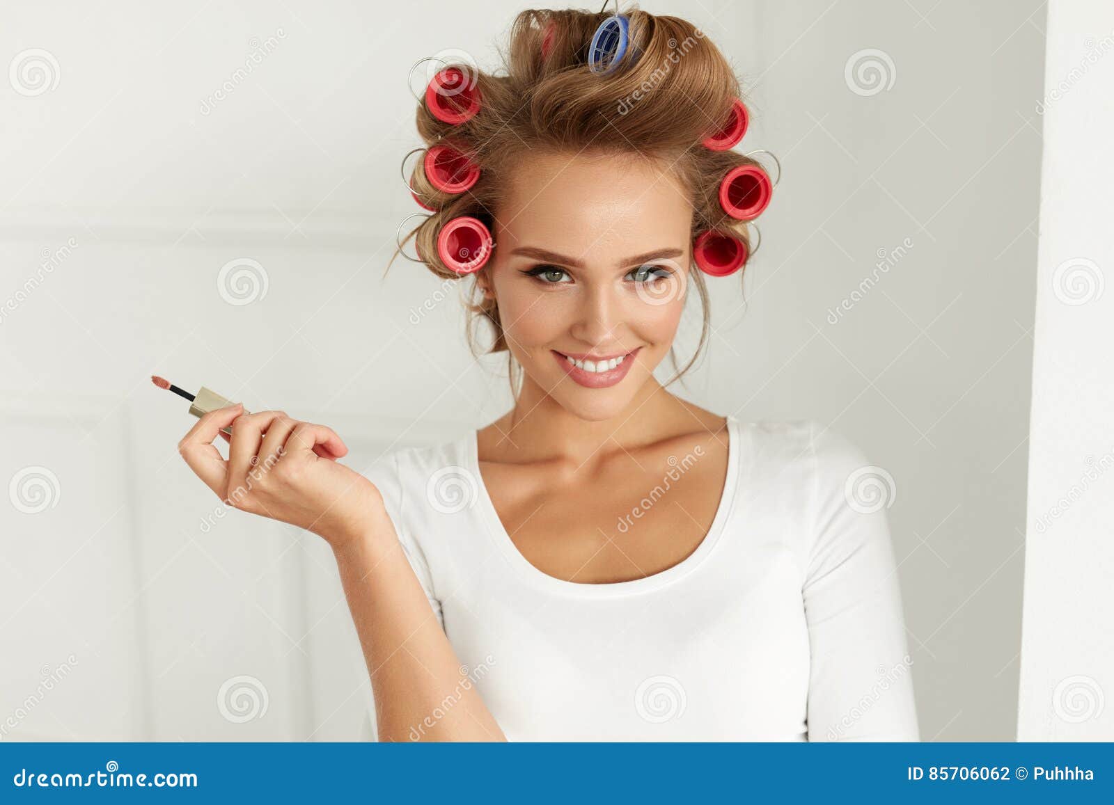Schoonheid Meisje Met Haarkrulspelden Die Haar Krullen, Die Lipgloss Zetten - Image of vlokken, lippenstift: 85706062