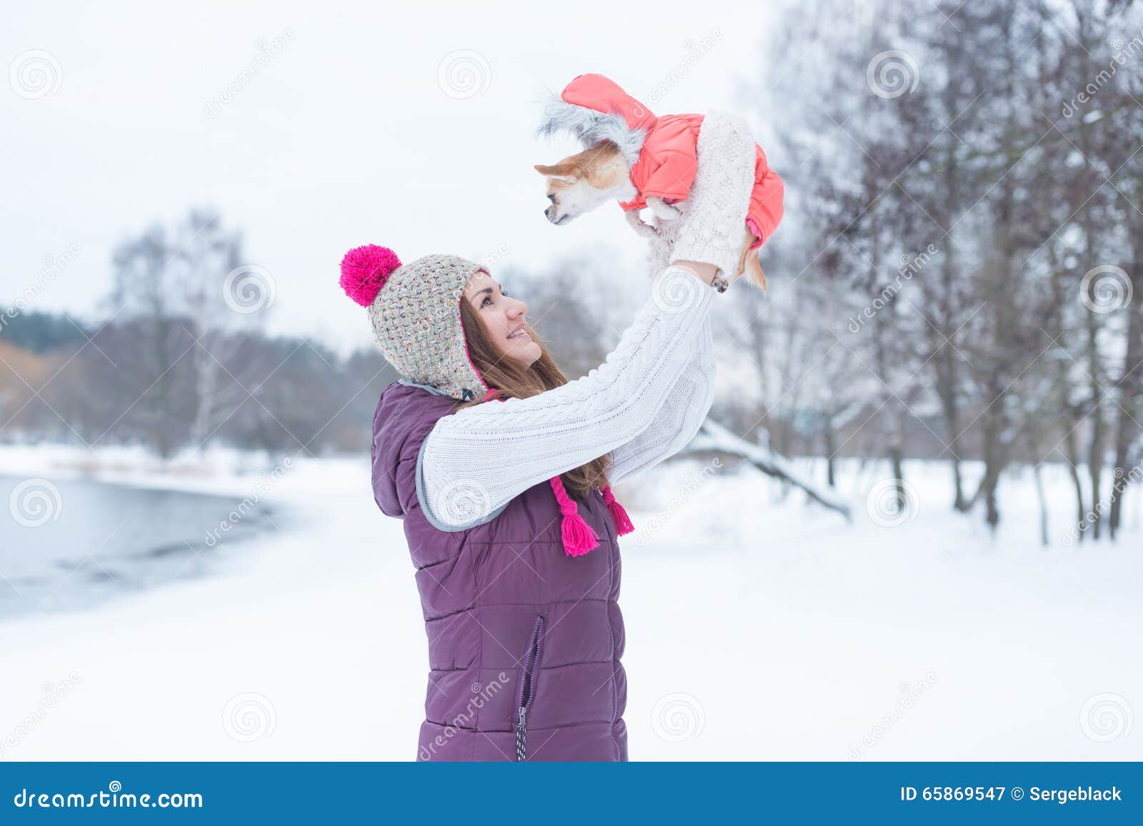 Schoonheidsmeisje het spelen met weinig hondchihuahua in de winterpark