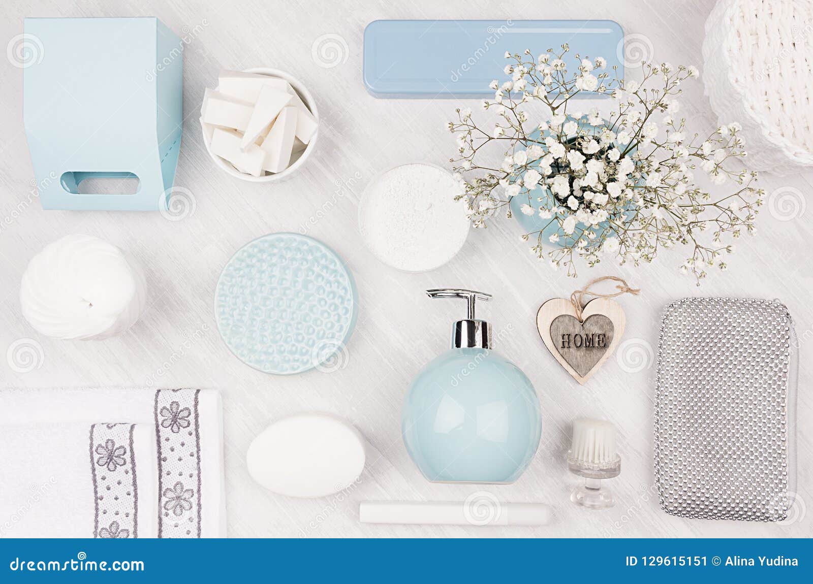 Schoonheidsmiddelenproducten als kunstachtergrond - voor lichaam en huidzorg, blauwe ceramische kom, zilveren toebehoren, bloemen, hart, doos op witte houten raad, hoogste mening wordt geplaatst die