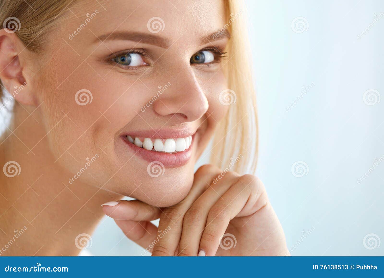 Schoonheidsportret van Vrouw met het Mooie Glimlach Verse Gezicht Glimlachen. Het Portret van de Vrouw van de schoonheid Mooi Gelukkig Glimlachend Meisje met Perfecte Witte Glimlach, Blondehaar en Vers Gezicht wat betreft Haar Gezonde Zachte Huid De Gezondheid van de vrouw, het Concept van de Huidzorg Hoge resolutiebeeld