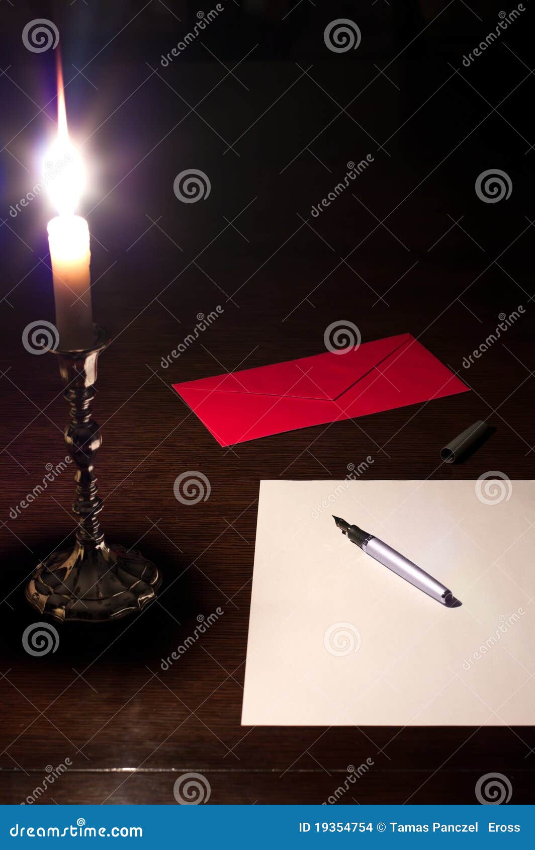 Schreiben Eines Briefes Durch Das Kerzenlicht Stockfoto Bild Von