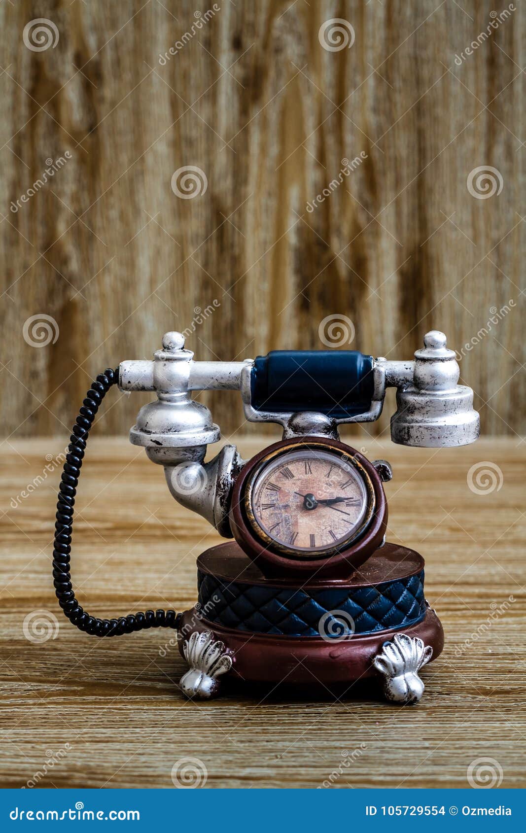 Schreibtisch-Uhr Mit Antic Telefon-Form Auf Brown-Hintergrund Stockfoto -  Bild von morgen, anzeige: 105729554