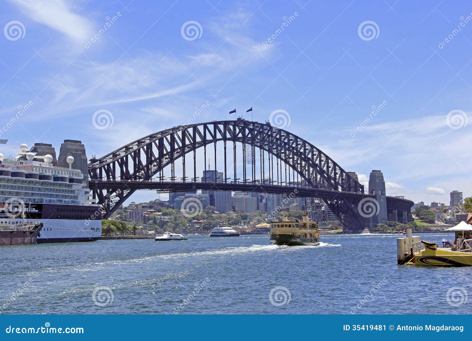 Schronienie Sydney Australia. Ruchliwie z statkami wycieczkowymi przy Kółkowym Quay schronieniem Sydney Australia