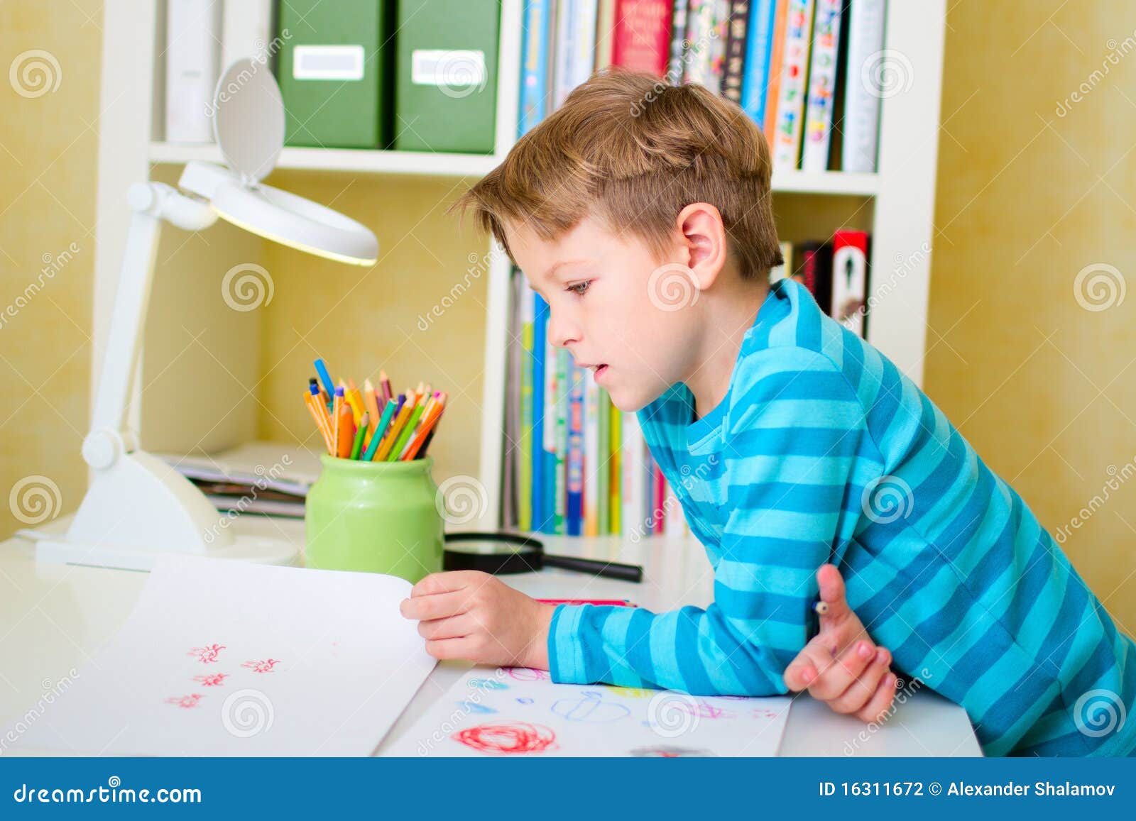 Schulejunge, Der Zu Hause Heimarbeit Tut Stockfoto - Bild ...