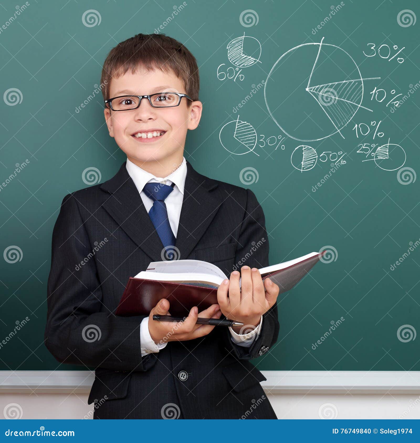 Schuljunge Mit Buchportrat Kreisdiagramm Mit Prozenten Zeichnen Auf Die Tafel Gekleidet Im Klassischen Schwarzen Anzug Bildung Stockfoto Bild Von Buchportrat Tafel