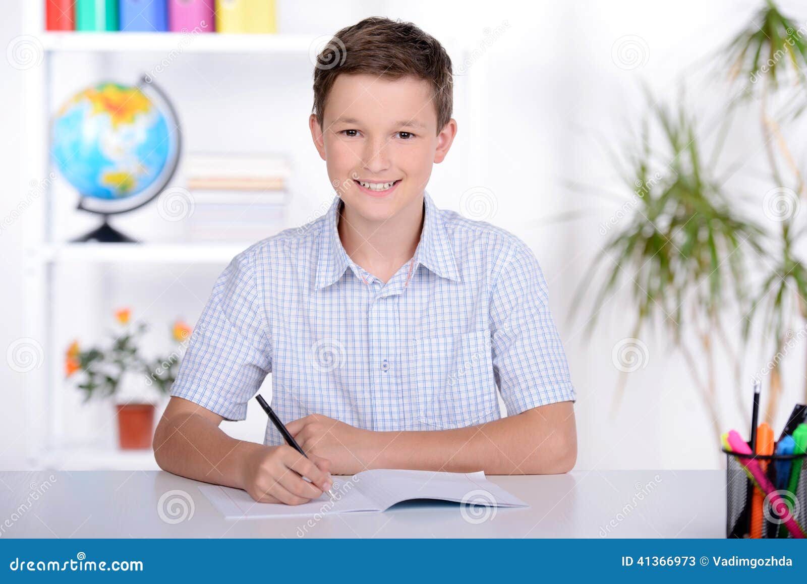 Schulkinder stockbild. Bild von kunst, grundlegend, farben - 41366973