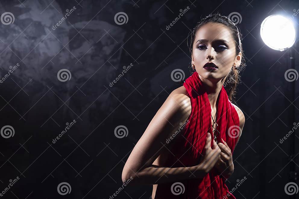 Schulterfreies Mädchenmodell Des Schönen Ihre Nackte Brust Bedeckend Stockbild Bild
