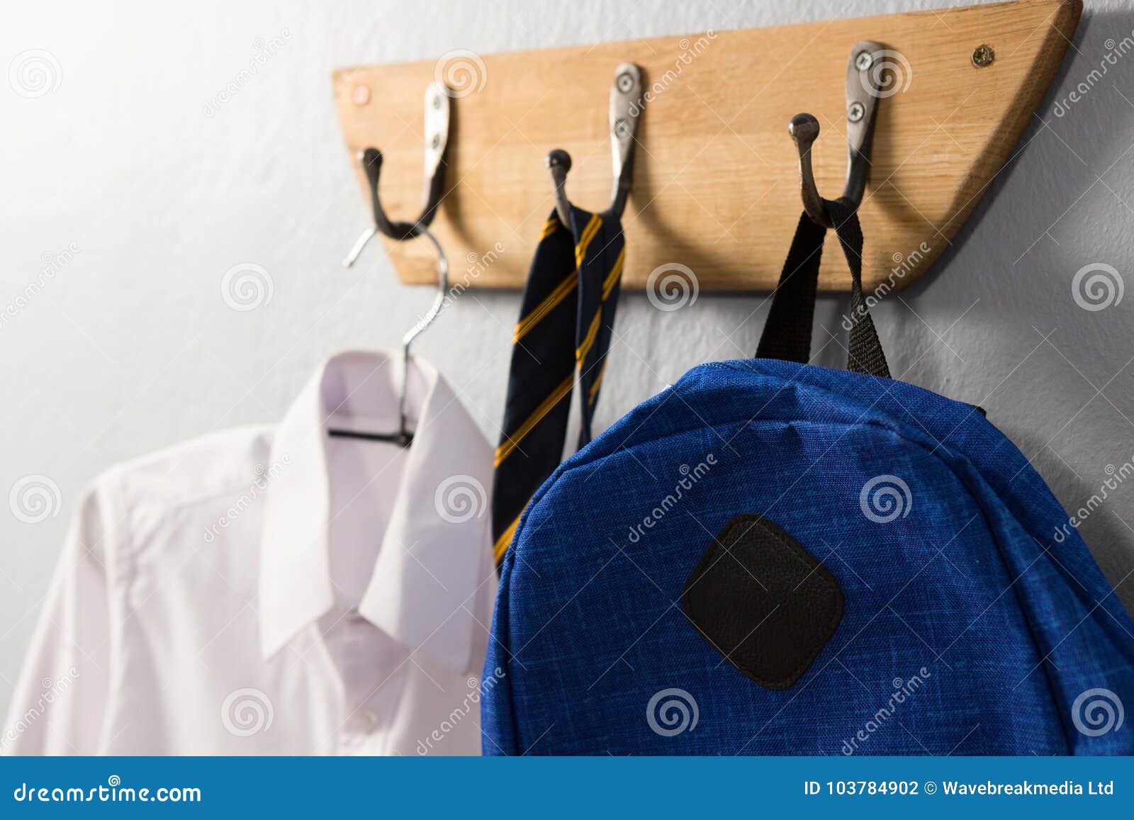 Schuluniform Und Schultasche, Die am Haken Hängen Stockfoto - Bild von  aufhängung, wand: 103784902