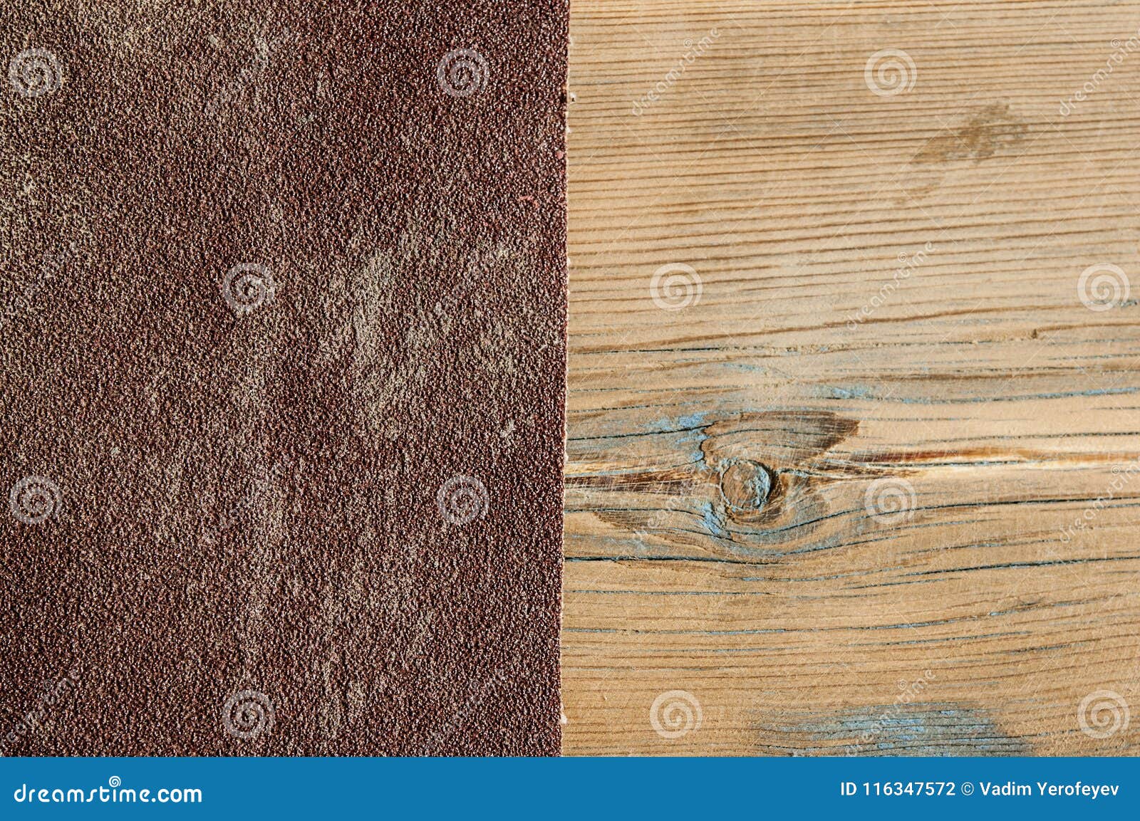 Schuurpapier op een houten close-up als achtergrond