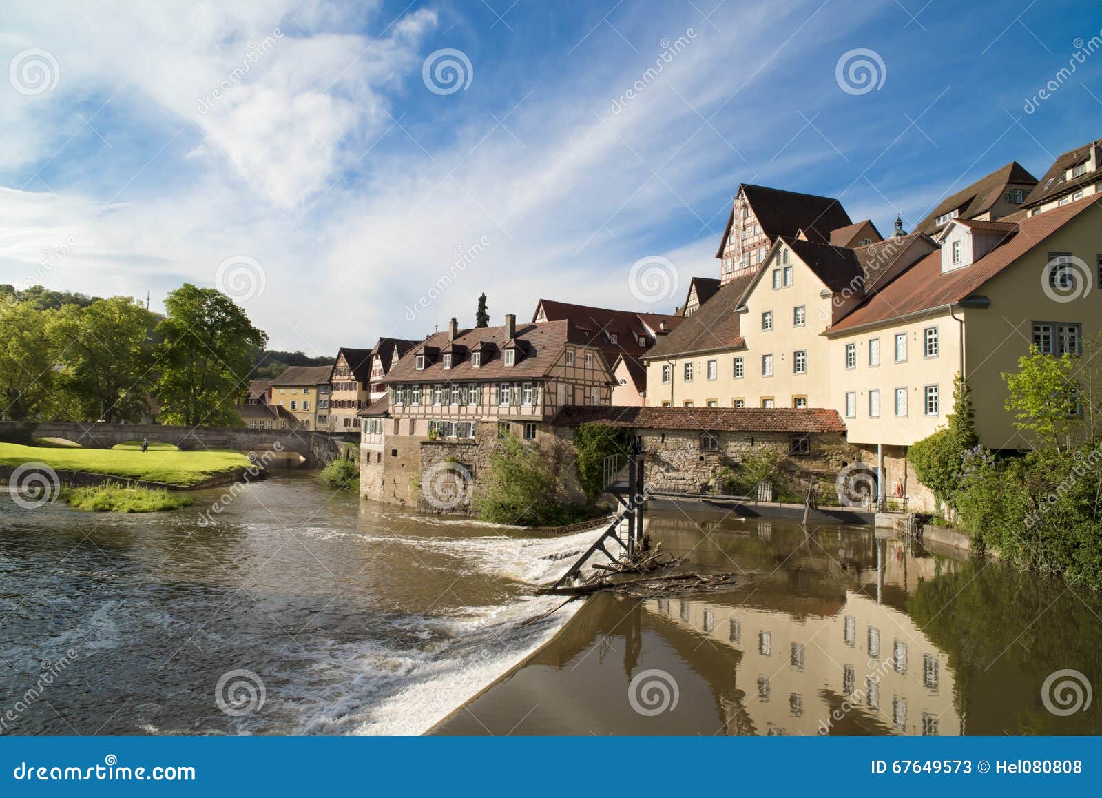 Schwaebischzaal, Duitsland. De middeleeuwse Zaal van Stadsschwaebisch, Duitsland, op Kocher-Rivier