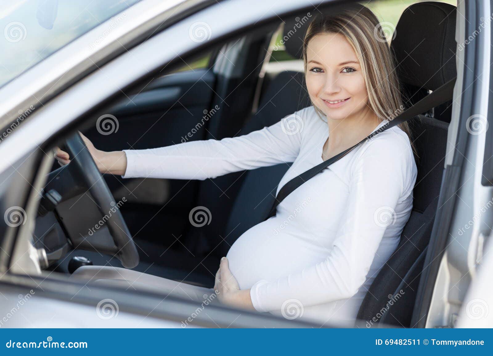 Schwangere Frau Sitzt In Einem Auto Stockfoto und mehr Bilder von