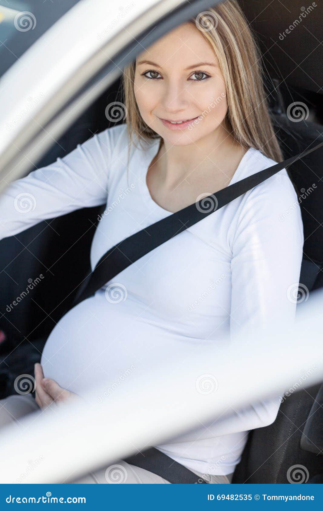 Schwangere Frau, Die Ihr Auto Fährt Stockbild - Bild von