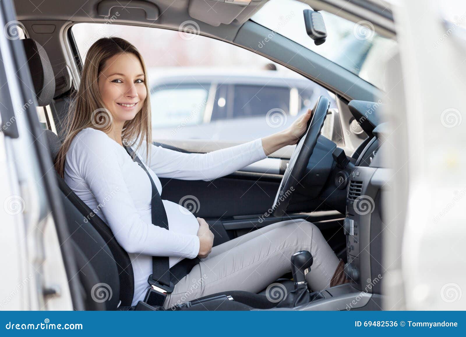 Schwangere Frau, Die Ihr Auto Fährt Stockfoto - Bild von sitz