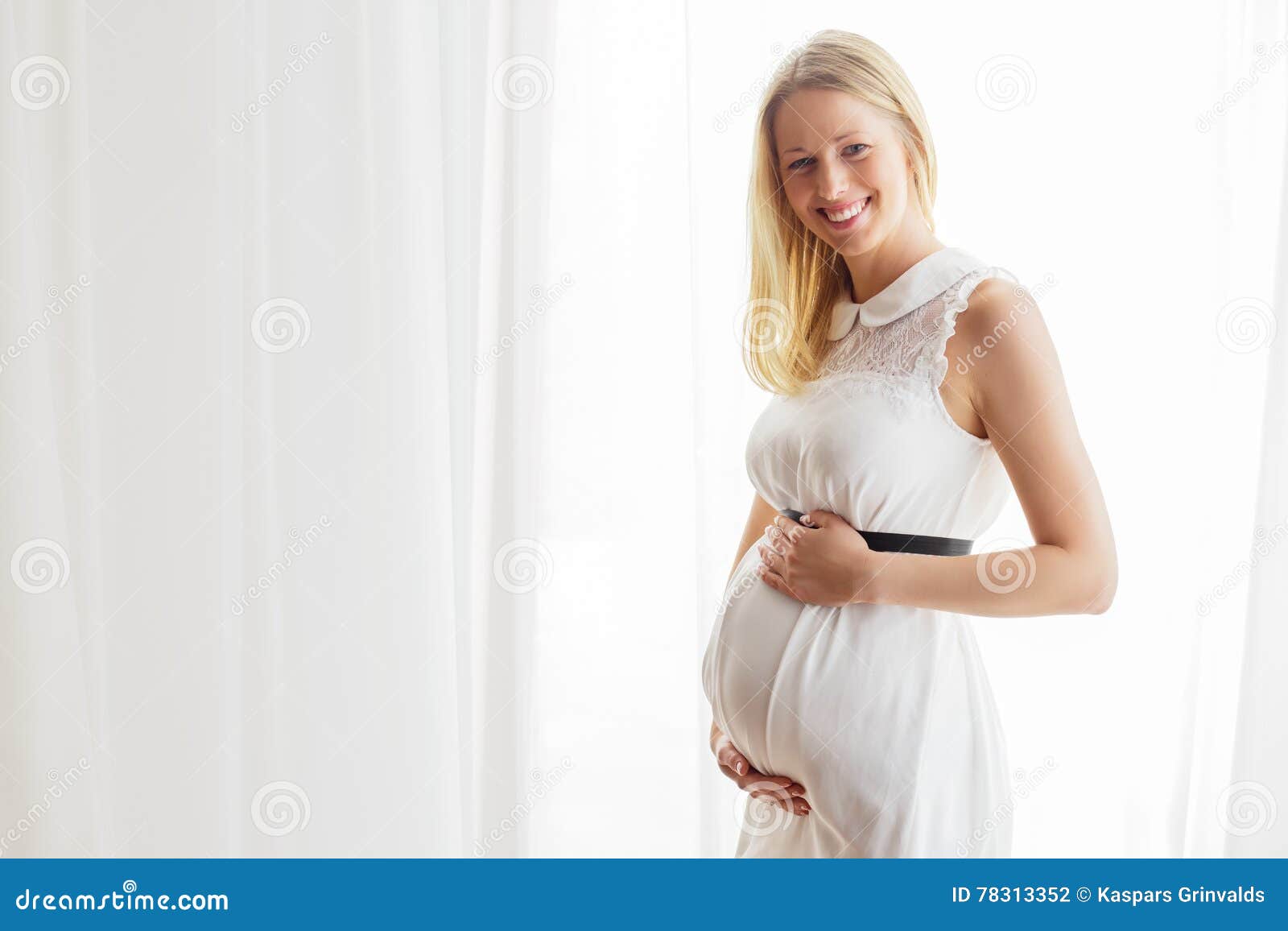 Schwangere Frau Im Weissen Kleid Das Ihren Bauch Steht Und Halt Stockfoto Bild Von Kleid Weissen