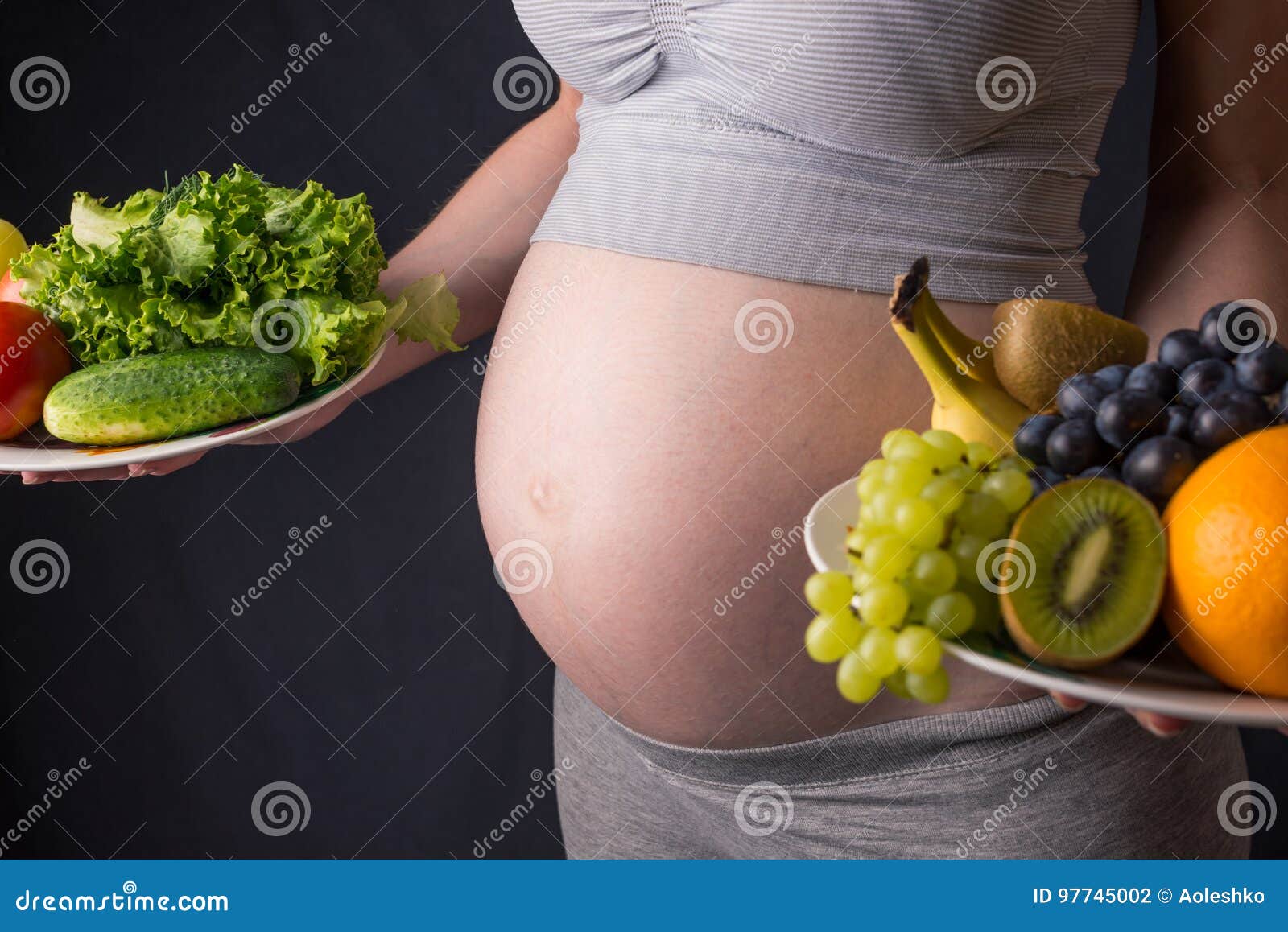 Schwangere Frau Mit Dem Bauch Der Eine Platte Mit Obst Und Gemuse In Den Handen Halt Konzeptgesunde Ernahrung Wahrend Der Schwan Stockfoto Bild Von Obst Platte