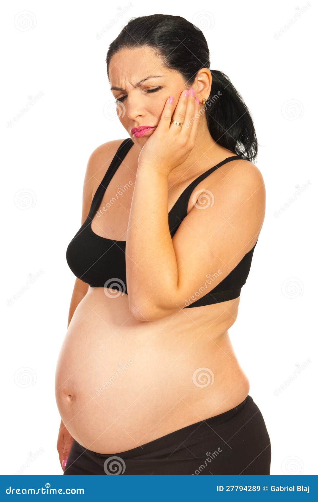 Schwangere Frau mit Zahnschmerz. Schwangere Frau, die den falschen Zahnschmerz getrennt auf weißem Hintergrund hat