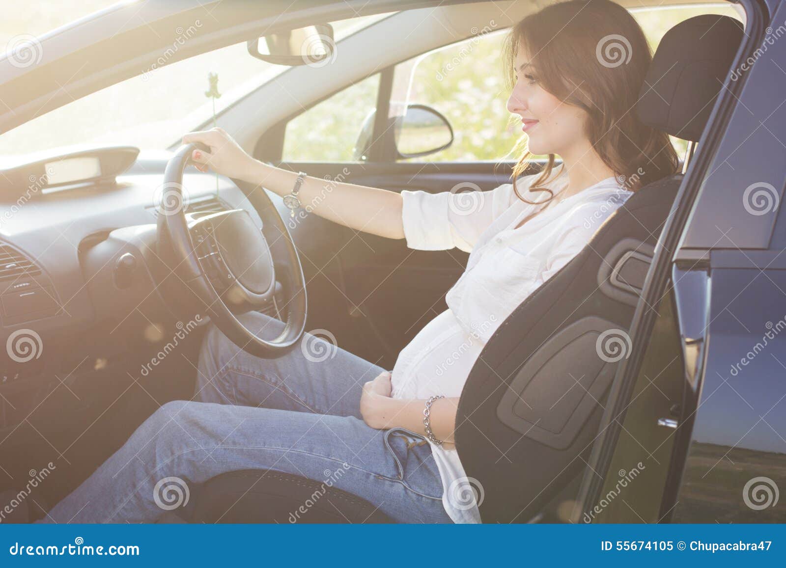 Schwangere Recht Junge Frau Sitzt Im Auto Stockbild - Bild von luxus,  fahrer: 55674105