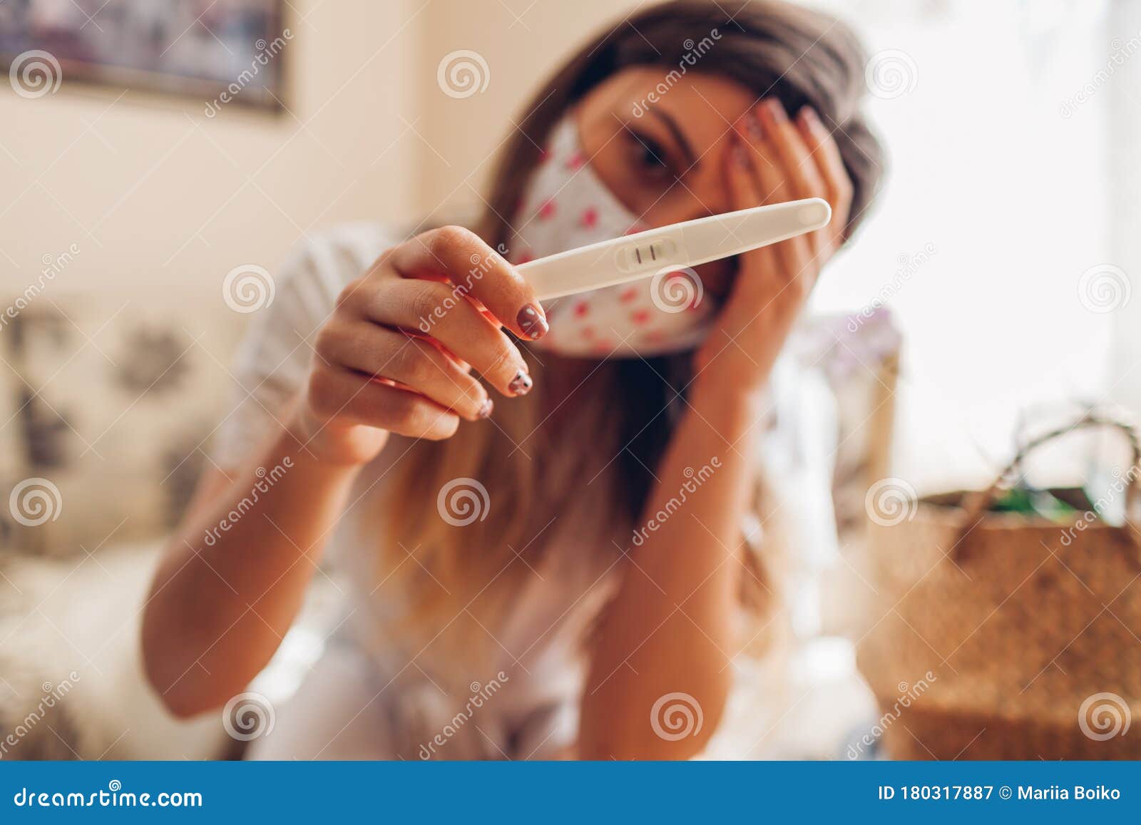 Schwangerschaft Wahrend Coronavirus Covid19 Pandemie Kranke Frau In Der Maske Positiven Schwangerschaftstest Zu Hause Prufung Stockbild Bild Von Obacht Tausendjahrig 180317887
