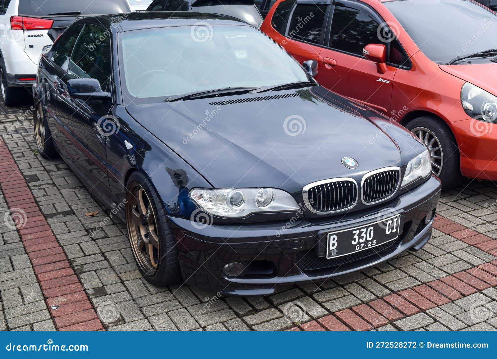 Schwarze Bmw 330i E46 Limousine Auf Parkplatz Redaktionelles  Stockfotografie - Bild von redaktionell, zentral: 272528272