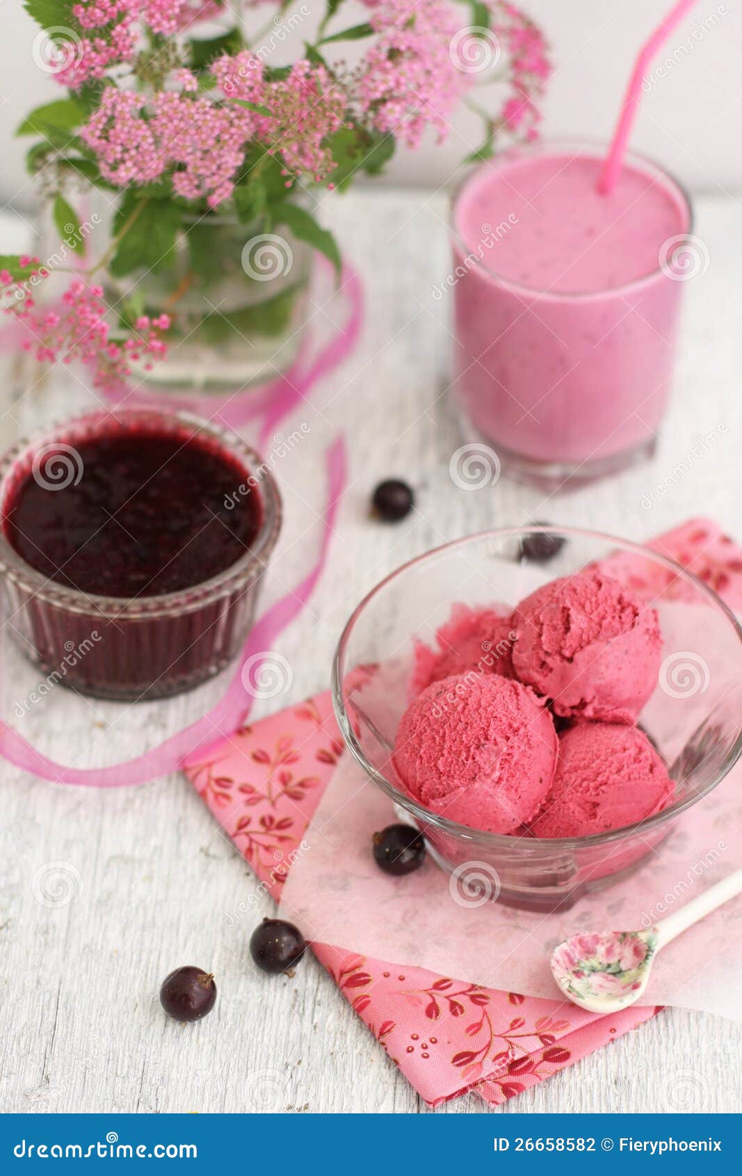 Schwarze Johannisbeere Eiscreme Mit Smoothie Stockfoto - Bild von ...