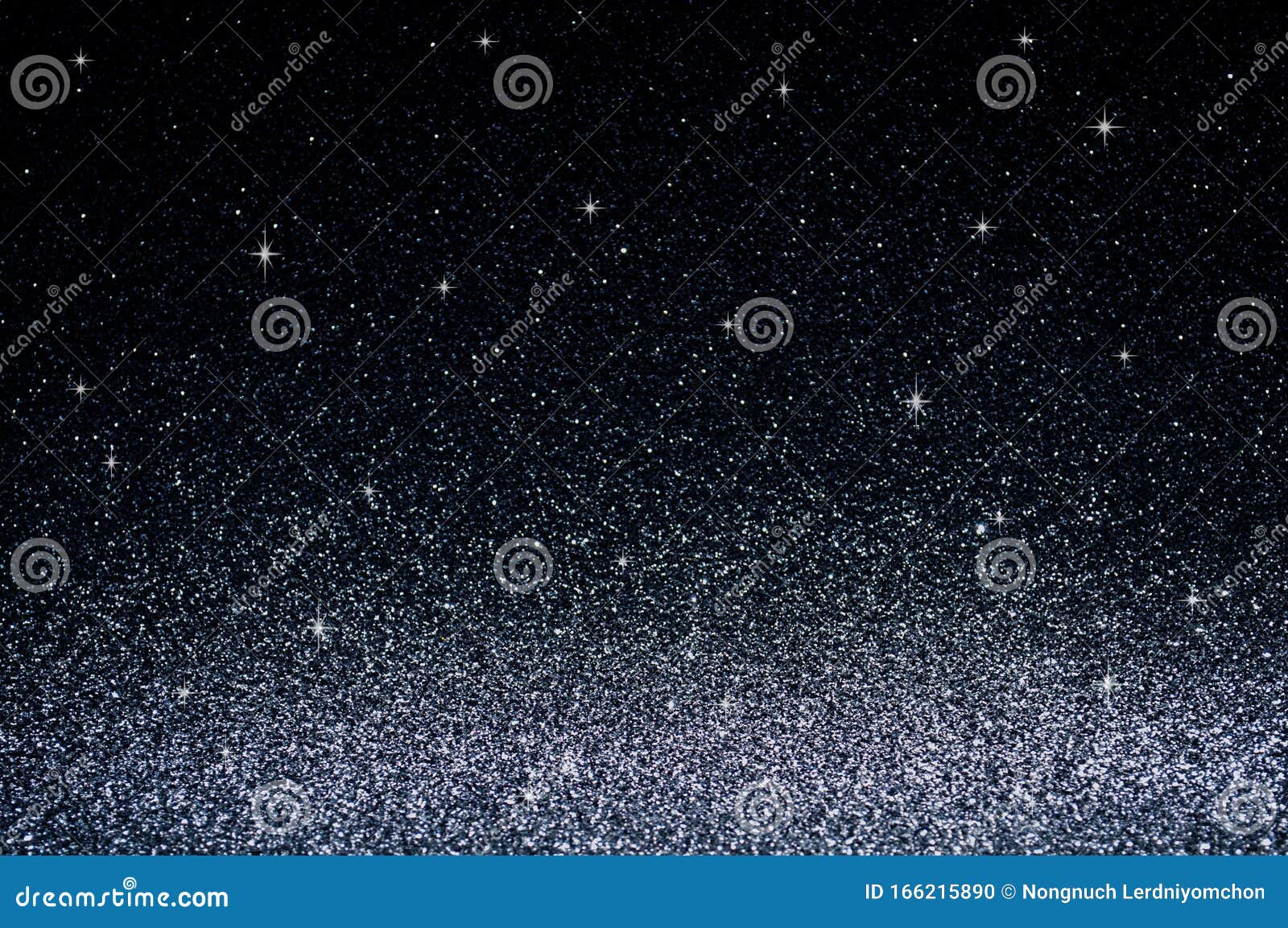 Schwarzer Himmel Mit Sternenhimmel Abstrakte Silberleuchten Glitzernde Weihnachtslichter Saisongrusse Hintergrunde Stockfoto Bild Von Glitzernde Himmel