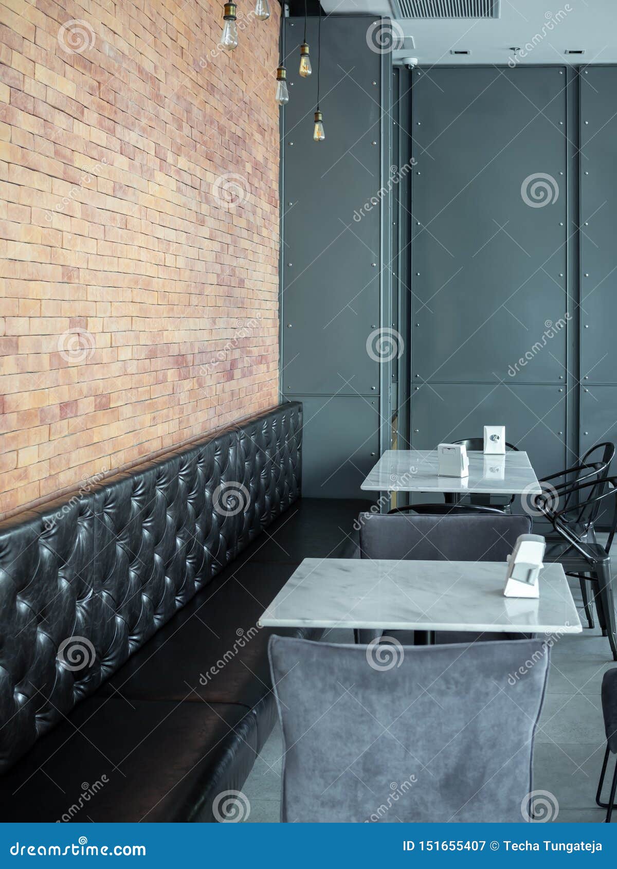 Schwarzer Knopf Buscheliger Langer Retrostilsofa Und Marmorspeisetisch Im Restaurant Auf Backsteinmauerhintergrund Stockbild Bild Von Langer Knopf