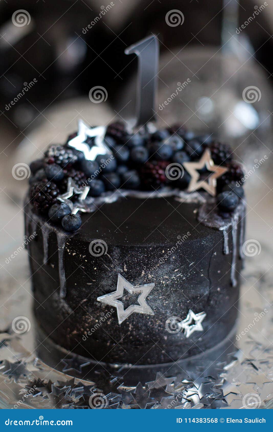 Schwarzer Kuchen Mit Sternen Und Beeren Stockfoto Bild Von Gebacken Plastik 114383568