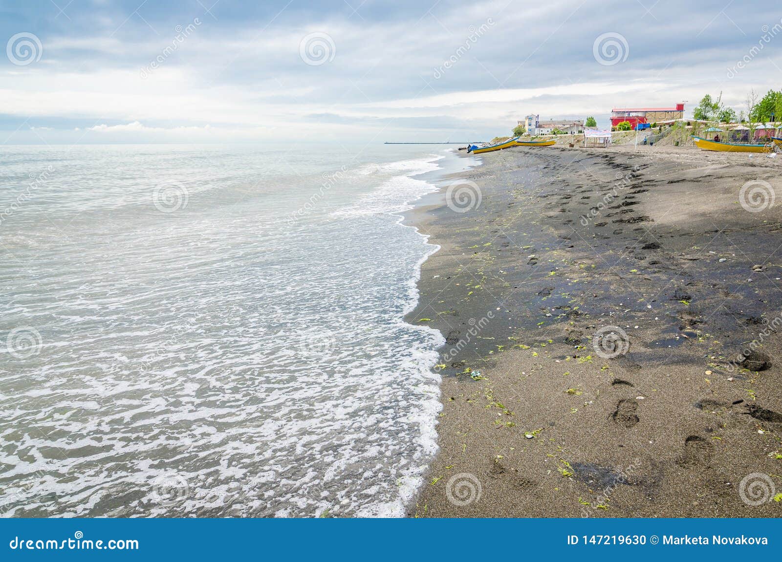 Schwarzer Sand Im Kaspischen Meer Auf Kuste In Der Iranischen Stadt Astara Auf Aserbaidschan Grenze Stockfoto Bild Von Ozean Himmel 147219630