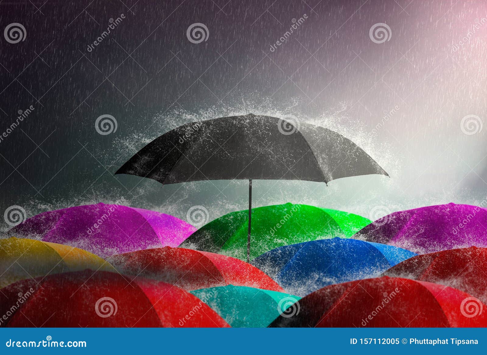 Schwarzer Schirm Unter Vielen Bunten Regenschirmen Vor Sturm Himmelshintergrund Und Schwarze Wolkengruppe Und Regen Gewitter Mi Stockbild Bild Von Klima Fallen