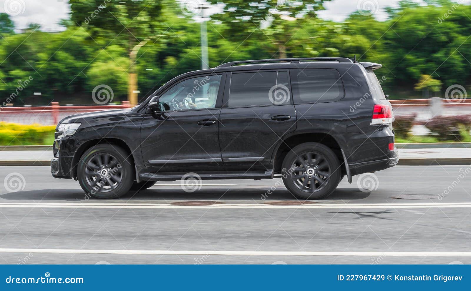 Schwarzer Suv Auto Toyota Land Cruiser 200 Auf Der Stadtautobahn