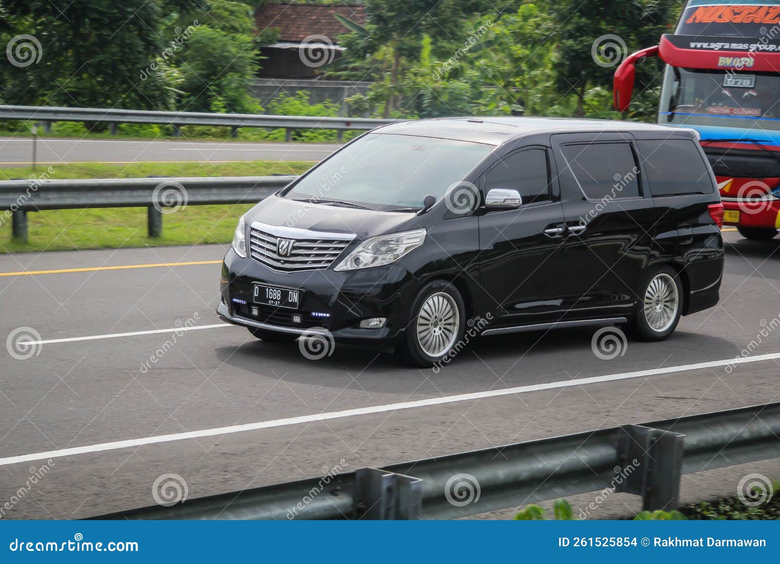 Schwarzer Toyota-Alphard-Minibus Fährt Schnell Auf Der Autobahn