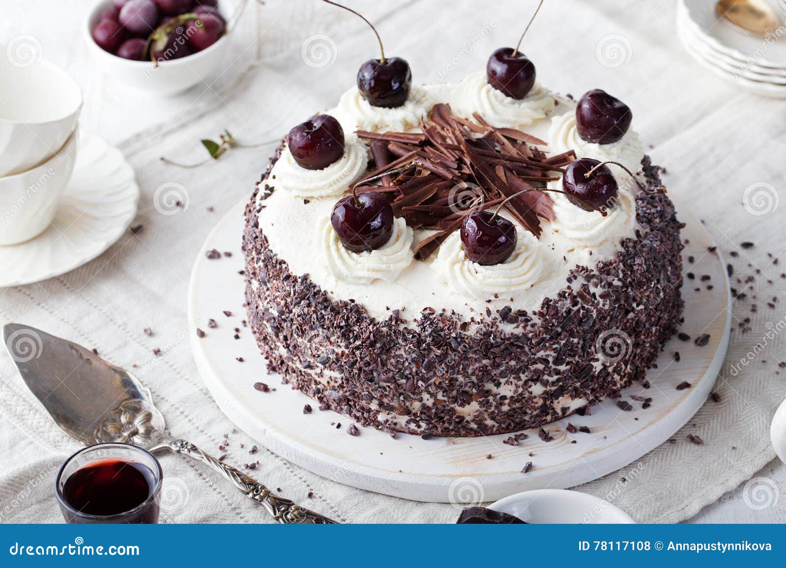 Schwarzer Waldkuchen, SchwarzwaldTorte Choco, Kirsche Stockfoto Bild von feier, kirsche 78117108