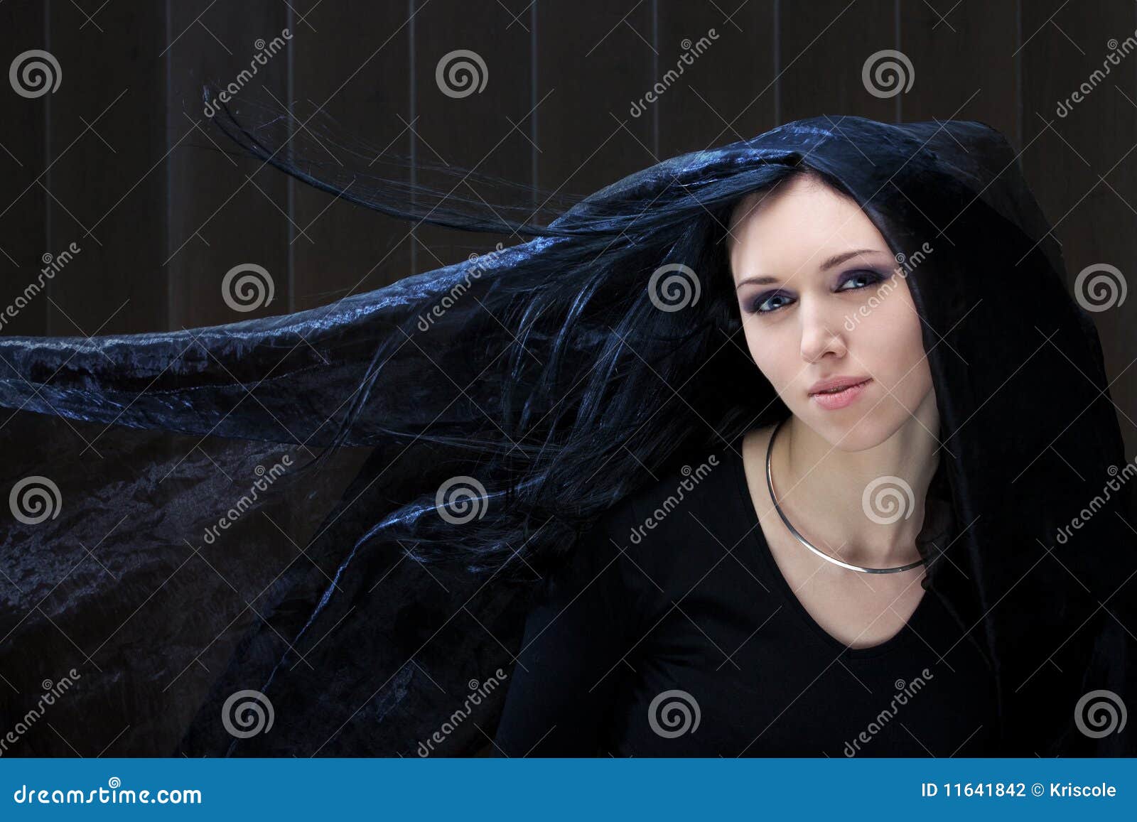 Model schwarze haare blaue augen