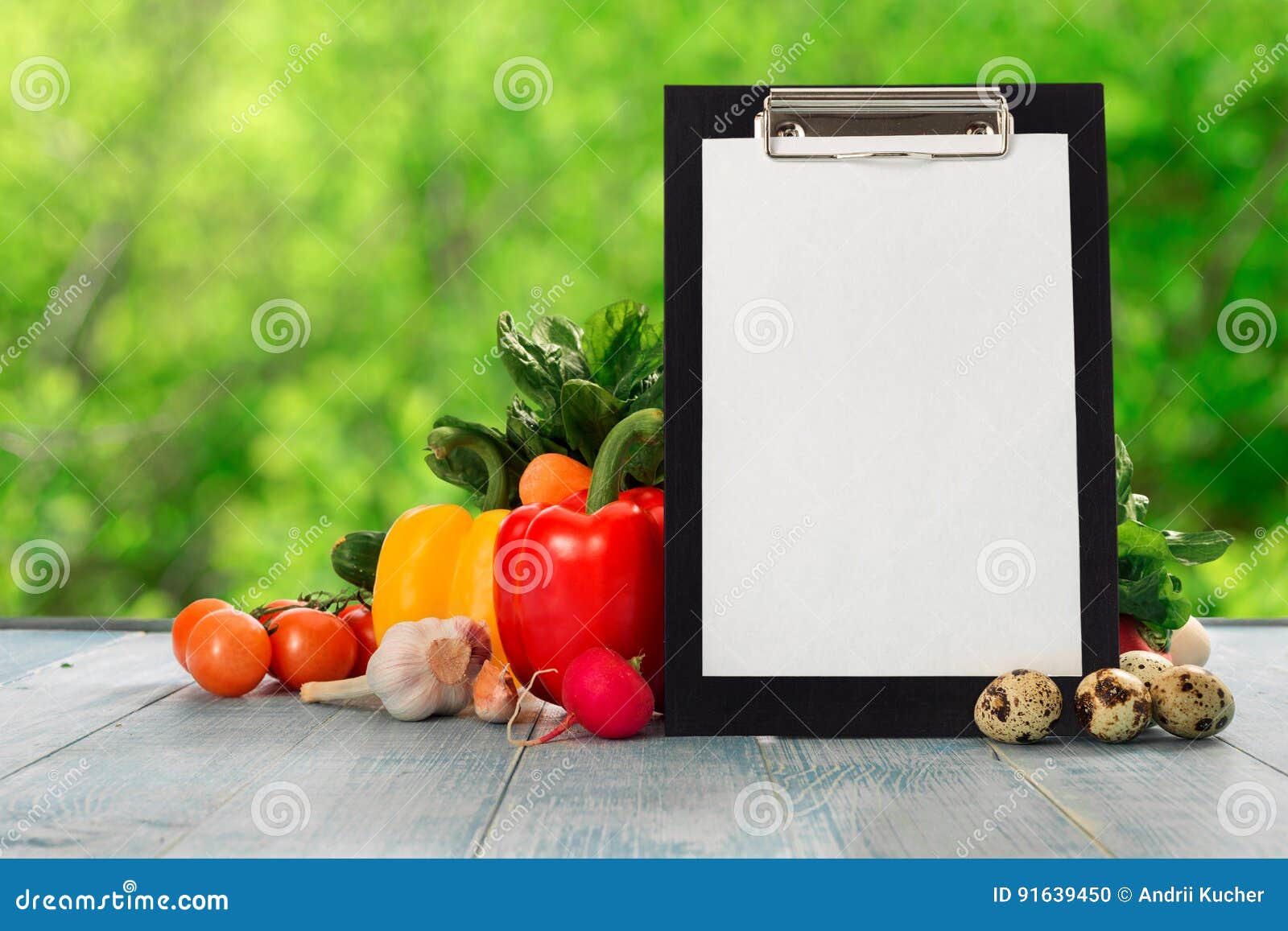 Schwarzes Klemmbrett Mit Unterschiedlichem Gemuse Auf Einem Blauen Holztisch Stockfoto Bild Von Schwarzes Gemuse