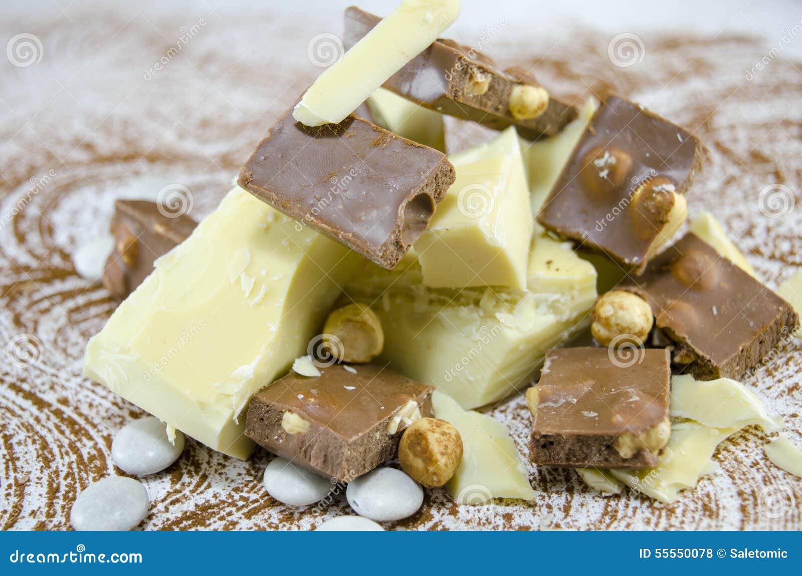 Schwarzweiss-Schokoladenwürfel Auf Einer Tabelle Stockfoto - Bild von ...