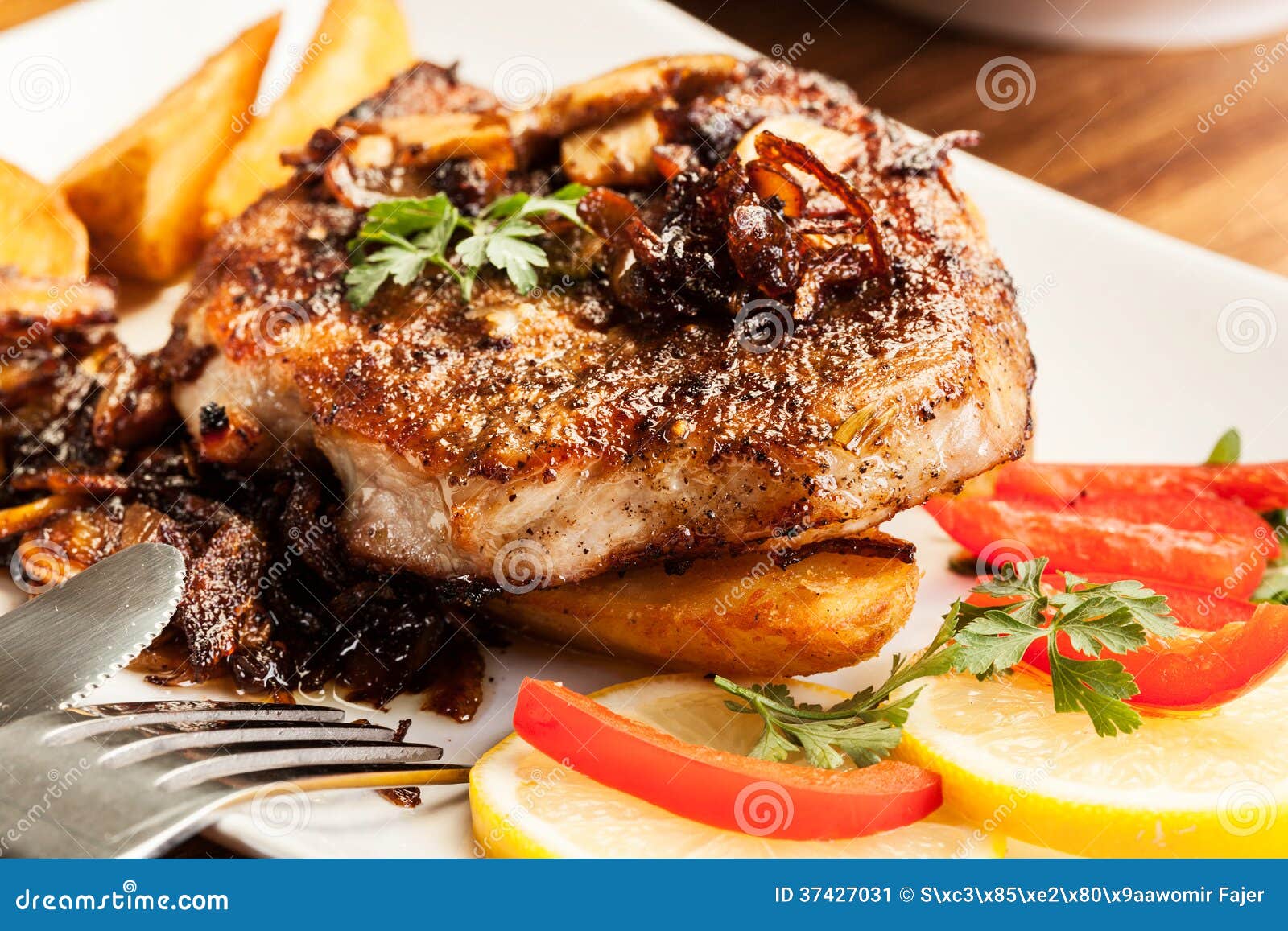 Schweinekotelett Mit Pilzen Und Chips Stockbild - Bild von gekocht ...