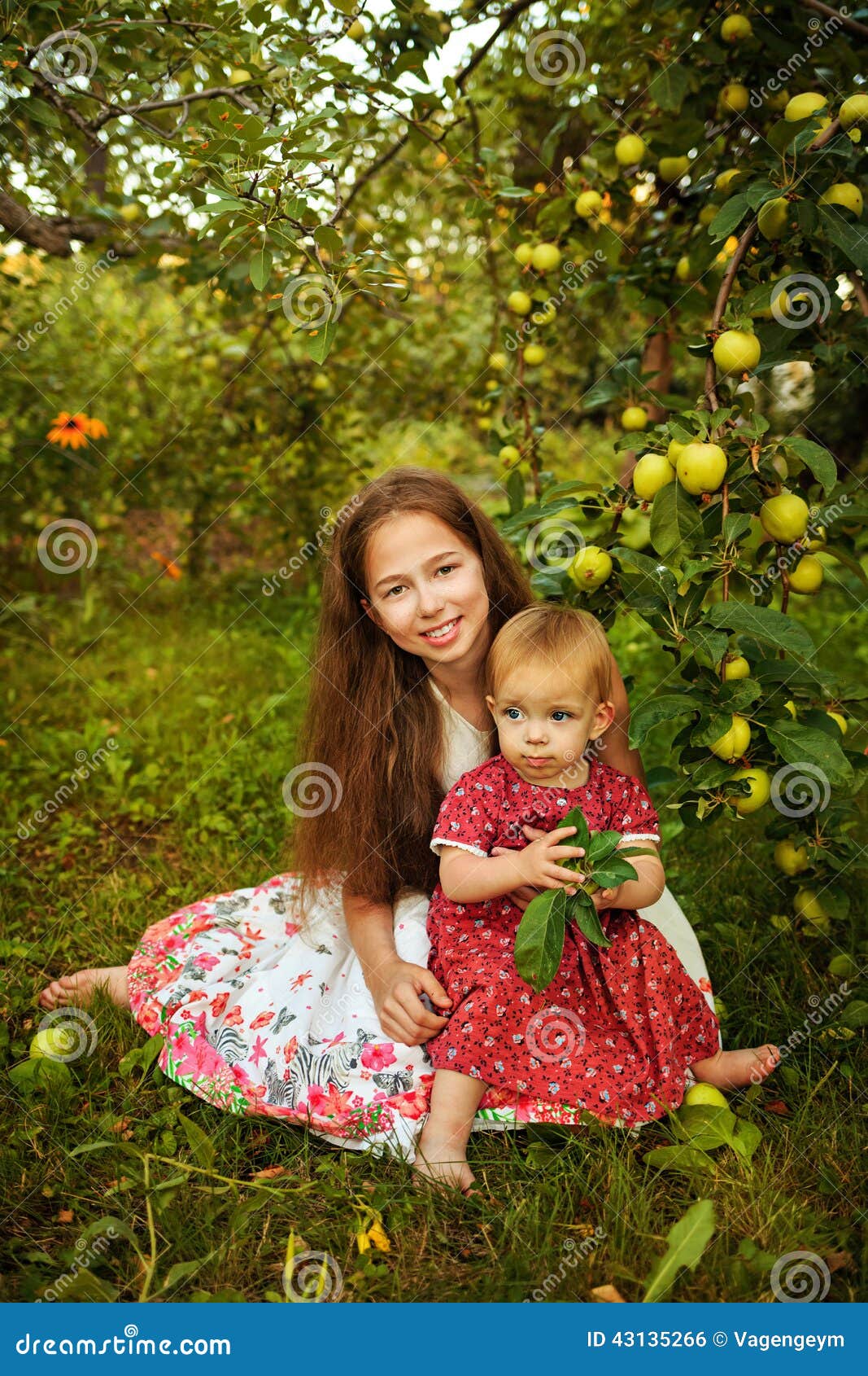 Schwester im Garten stockfoto. Bild von freude, kaukasisch 43135266