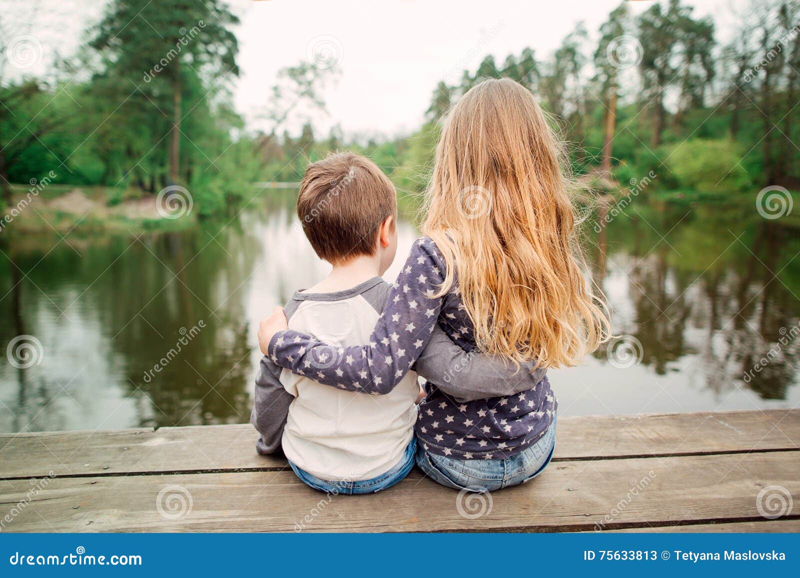 Sister and brother games. Старший брат и сестра со спины. Девочка с младшим братом. Фотосессия возле реки брат с сестрой. Брат и сестренка со спины.