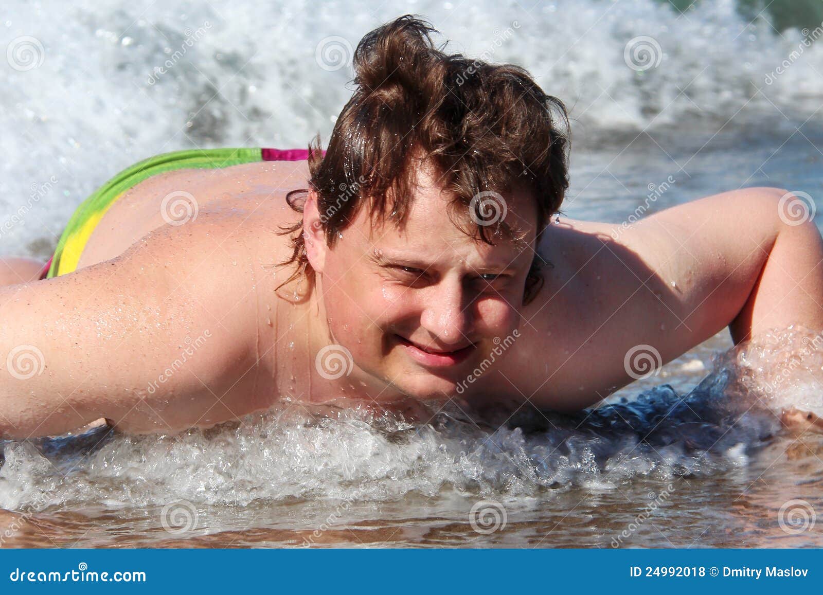 Schwimmen. Ein Mann, der Spaß im Meerwasser hat