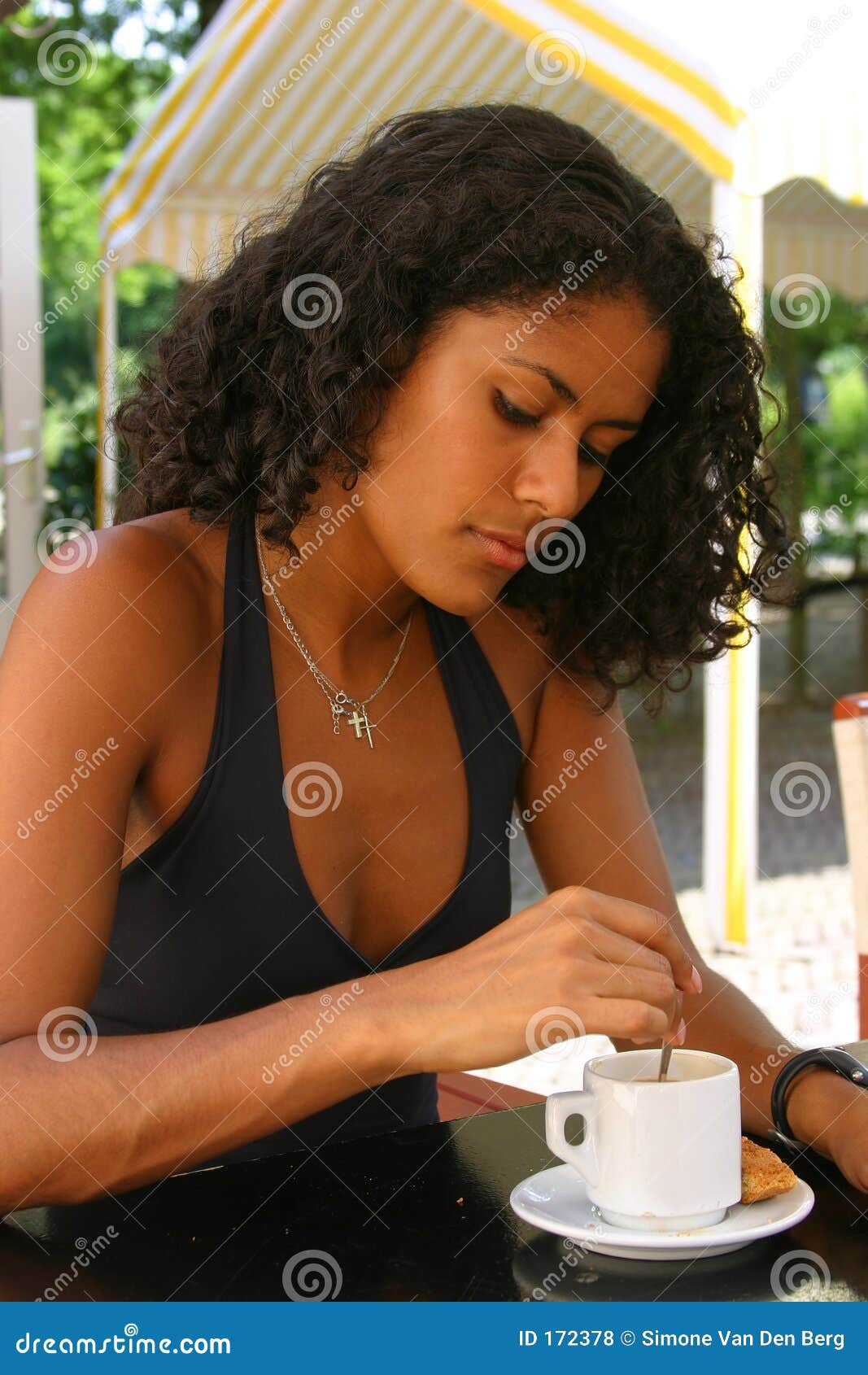 Schöne Brasilianische Frau, Die Einen Kaffee Trinkt Stockfoto Bild
