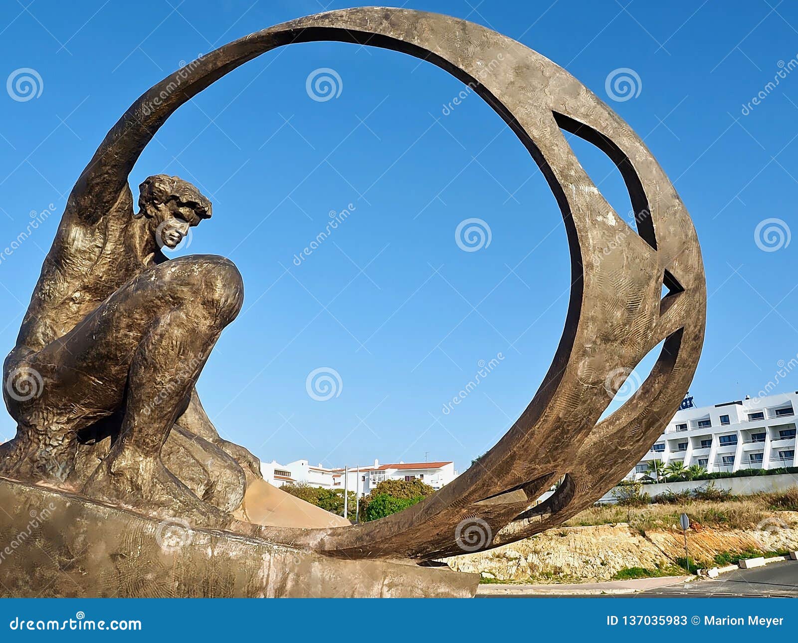 Schöne Bronzeskulptur eines Mannes in Albufeira. Bronzeskulptur in Albufeira in Portugal