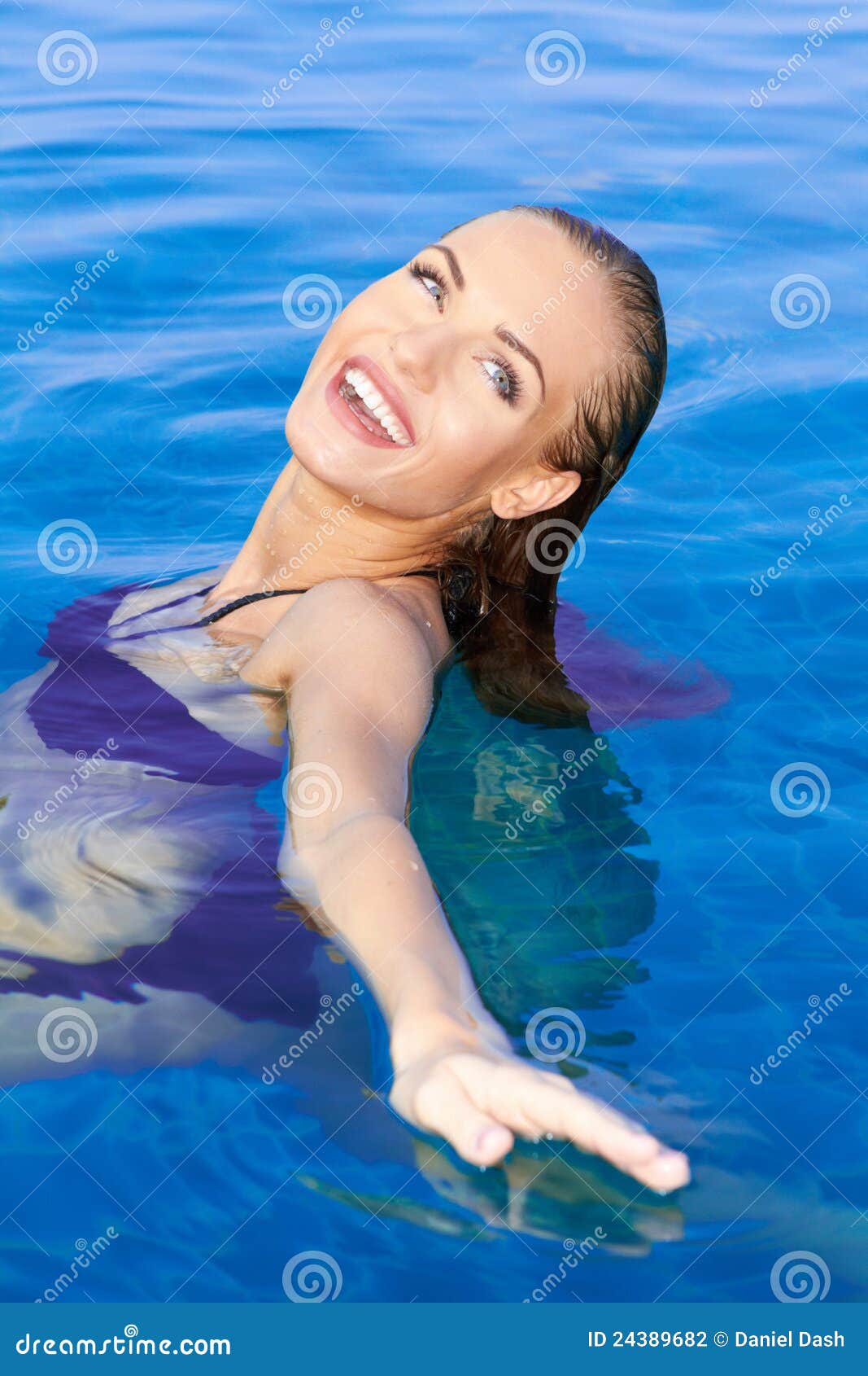 Schöne Frau Die Im Pool Sich Entspannt Stockfoto Bild Von Gekippt Baden 24389682
