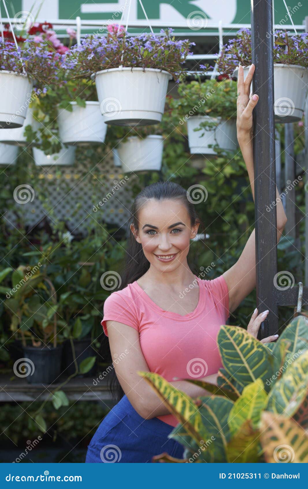 Schöne Frau am GartenSystem Stockbild Bild von botanik, frech 21025311