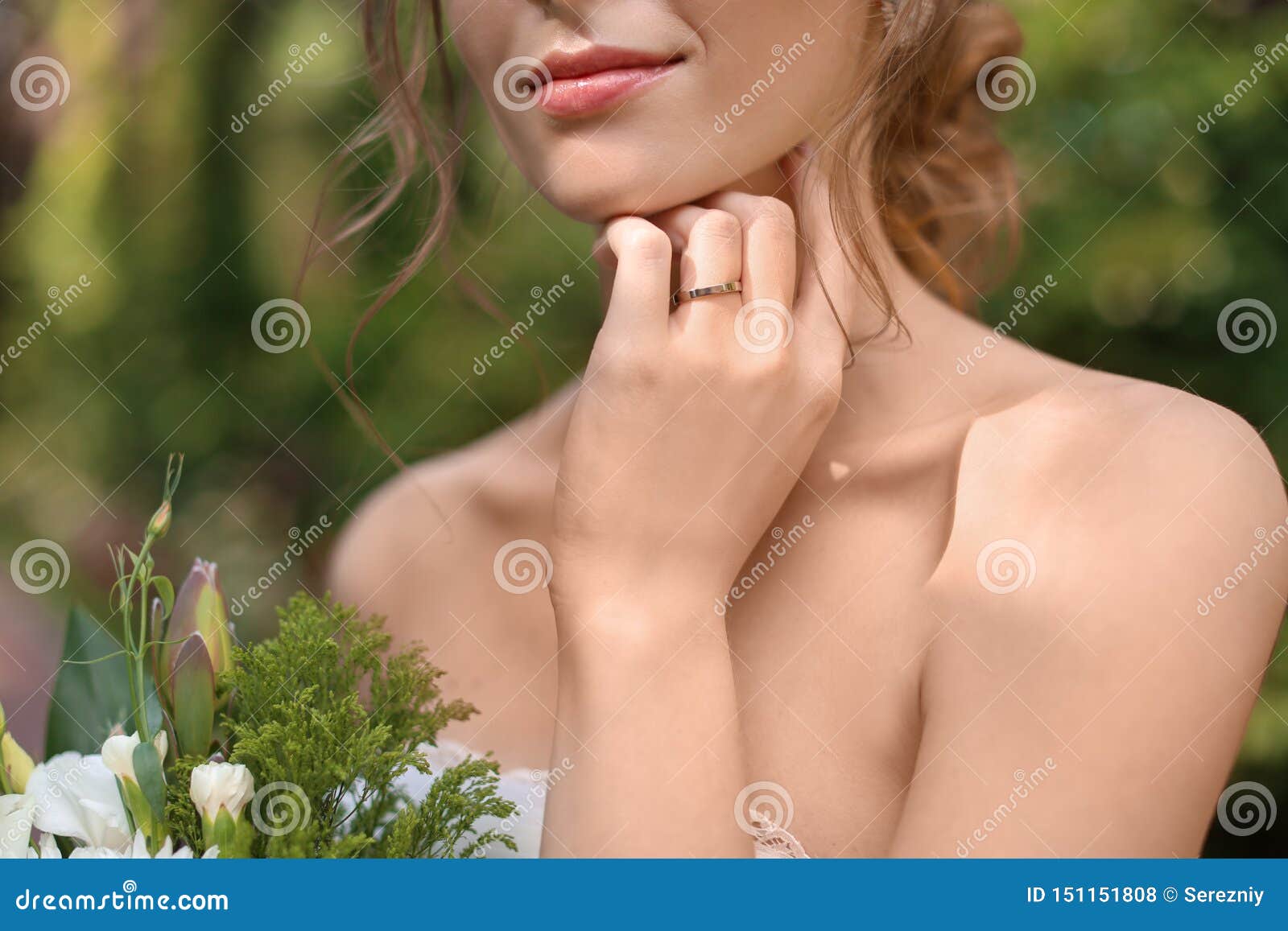 Schöne junge Braut mit Heiratsblumenstraußfreien, Nahaufnahme