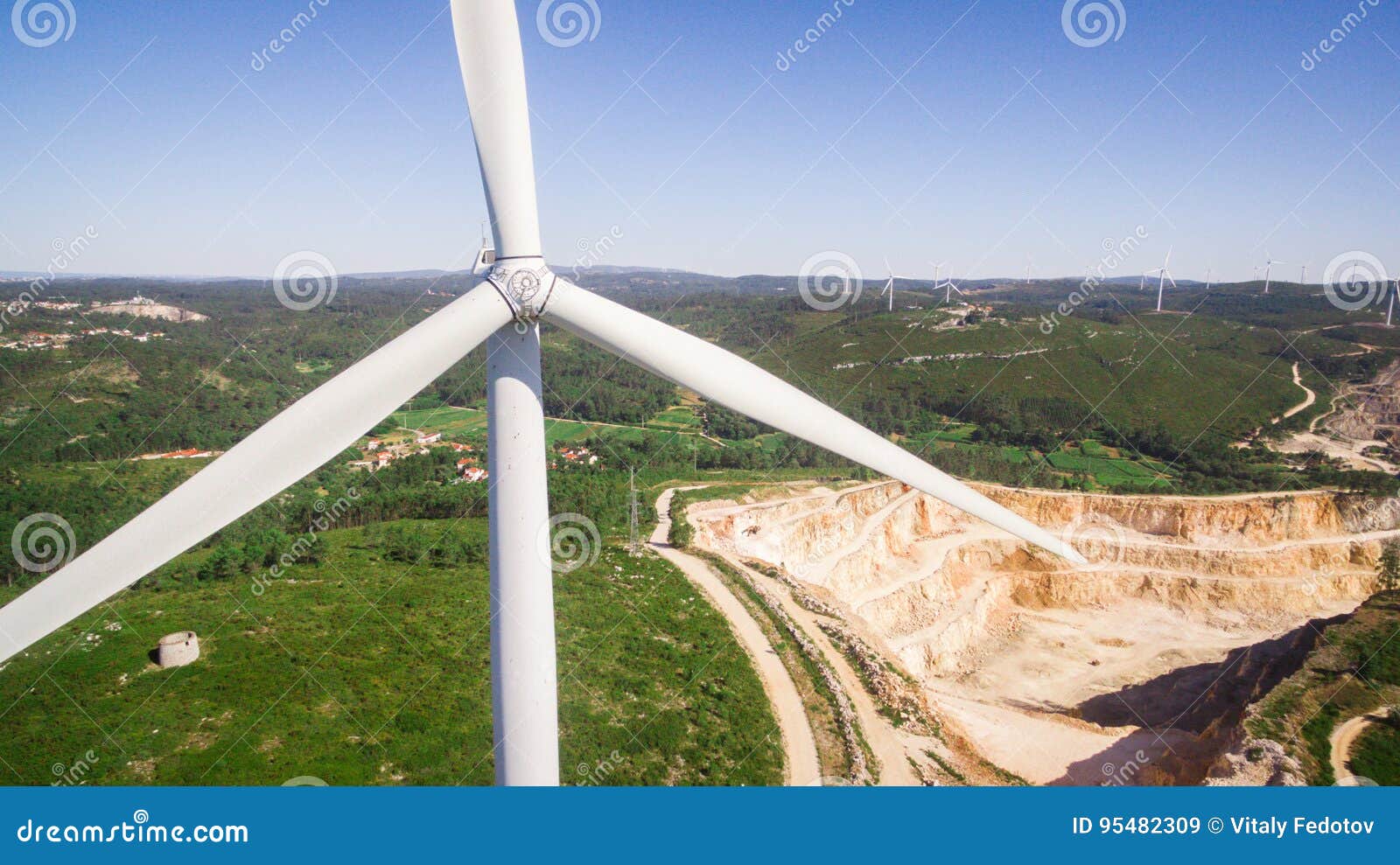 Schöne Luftgroßaufnahme von Windmühlen auf dem Feld, Portugal. Schöne Vogelperspektive von Windmühlen auf dem Feld, Portugal