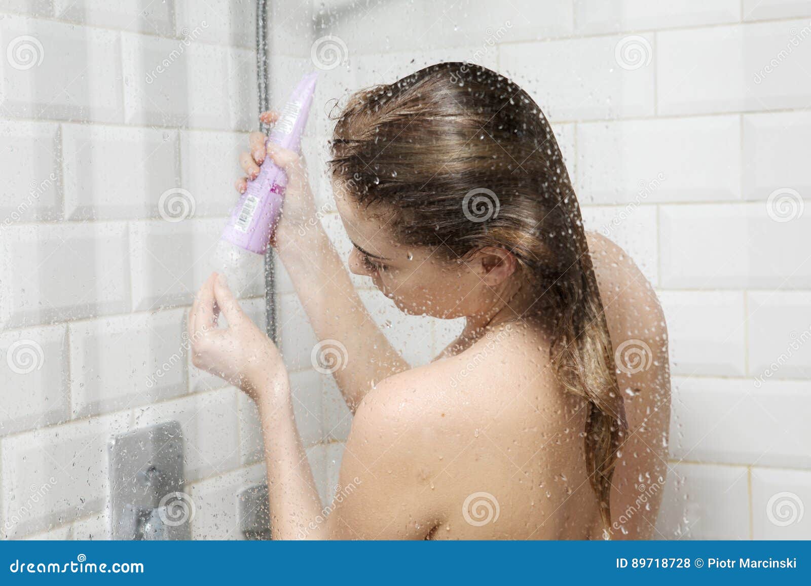 In der dusche frau nackt Nackte Girls