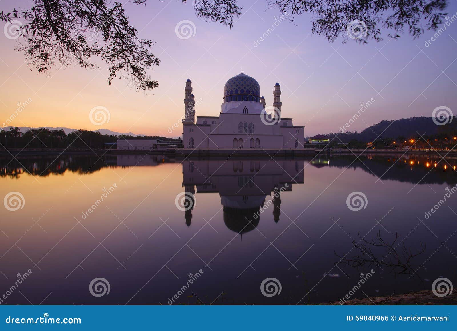 Schöne Sonnenaufgangszene Bei Kota Kinabalu Mosque, Sabah Borneo