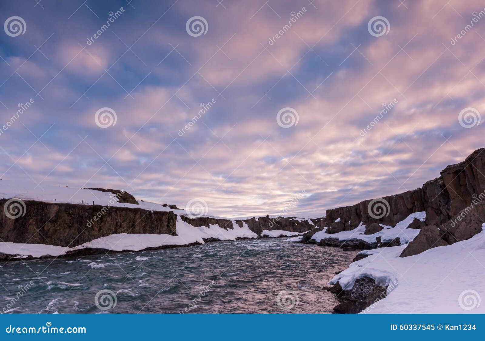 Schöne Wolke und Landschaft nahe Godafoss fällt, Island